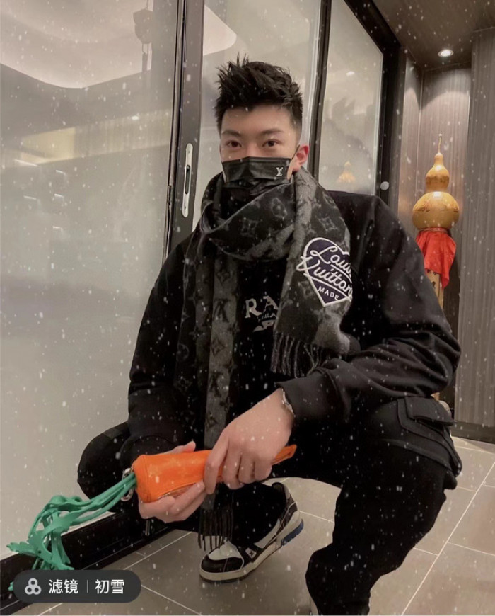 lu vi scarf